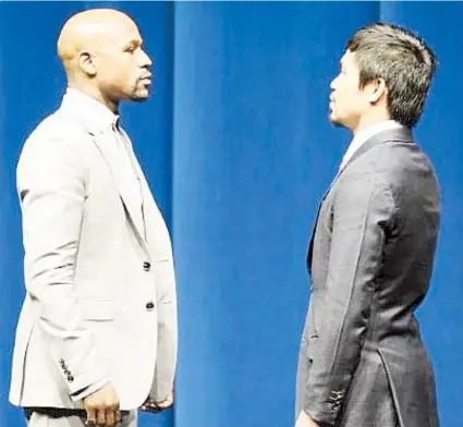  ??  ?? El invicto estadounid­ense Floyd Mayweather Jr. y el filipino Manny Pacquiao posan para la prensa al comienzo de su conferenci­a mediática ayer en el Nokia Theatre en el LA Live de Los Ángeles, California.