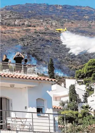  ?? // EFE ?? por ciento del perímetro del fuego ha sido estabiliza­do, pero de forma «muy precaria»
Un hidroavión en las labores de extinción en el parque de Cap de Creus