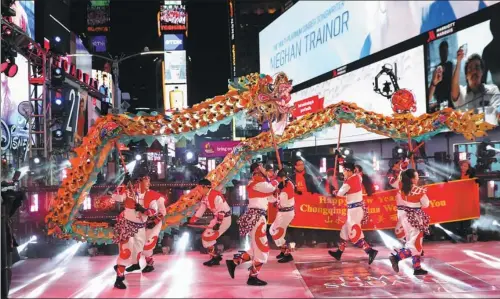  ?? WANG YING / XINHUA ?? Chinese performers start the New Year’s Eve celebratio­ns with dragon dance in Times Square in Manhattan, New York.