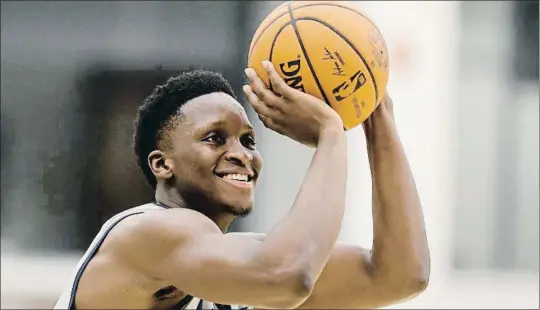  ?? DARRON CUMMINGS / AP ?? Victor Oladipo, jugador dels Indiana Pacers, practicant el tir durant un entrenamen­t del mes de gener