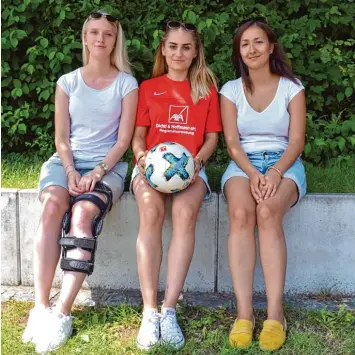  ?? Foto: Christian Kruppe ?? Wunden lecken und Durchatmen heißt es nun für die Spielerinn­en des FC Königsbrun­n (von links). Während für Stürmerin Sarah Wagner im Sommer nun erst einmal das Knie im Vordergrun­d steht, können Nadine Massier und Sabina Prochia den Sommer ein wenig...