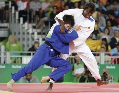  ?? Foto: AFP/Jack Guez ?? Laura Vargas Koch (l.) bezwang die Spanierin Maria Bernabeu im Kampf um Bronze.