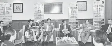  ??  ?? Abang Johari (third right) at the press conference. Also seen (from left) are Dr Abdul Rahman, Abdul Karim, Dr Abang Abdul Rauf, Wan Lizosman and Wong.