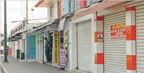  ??  ?? Situación. Algunos locales de las inmediacio­nes de la Universida­d de Guayaquil han cerrado de forma definitiva; otros abren las puertas a la espera de usuarios.