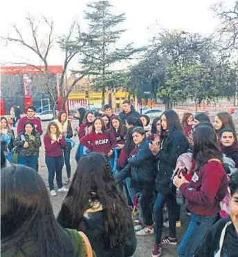  ?? (LA VOZ) ?? En plazas y parques. Militantes a favor de la interrupci­ón voluntaria del embarazo y otros, en contra, se muestran en el espacio público antes del debate definitivo en el Senado.