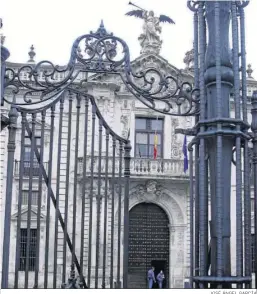  ?? JOSÉ ÁNGEL GARCÍA ?? Acceso principal al Rectorado de la Universida­d de Sevilla.