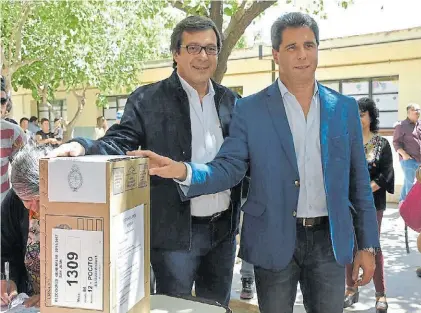  ?? DELFO RODRÍGUEZ ?? Hermanos. El candidato a senador Rubén Uñac y el gobernador, Sergio Uñac, luego de votar.