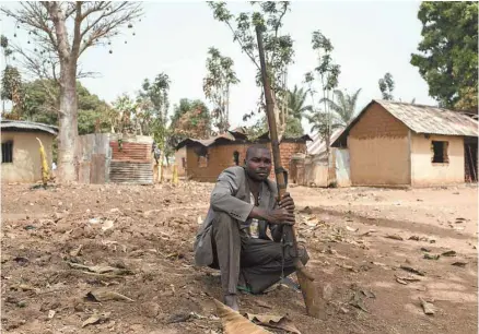  ?? STEFAN HEUNIS AGENCE FRANCE-PRESSE ?? Une vigile armée dans le village de Bakin Kogi, dans l’État de Kaduna dans le nord-ouest du Nigeria, en février 2017. Le village avait été attaqué, peu avant, par des présumés bergers peuls.
