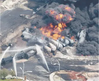  ?? - La Presse canadienne: Paul Chiasson ?? Le 6 juillet 2013, un train transporta­nt du pétrole a dévalé la pente menant à la petite municipali­té de l’Estrie et a déraillé, provoquant une explosion mortelle qui a aussi détruit le centre-ville de Lac-Mégantic.