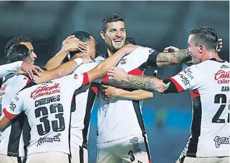  ??  ?? FESTEJO. Los jugadores de Lobos, entre ellos Chirinos, celebran el triunfo.