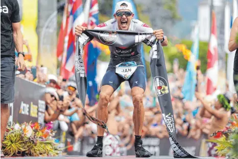  ?? FOTO: DPA ?? Alles für diesen Moment: Jan Frodeno gewinnt auf Hawaii zum dritten Mal die Ironman-WM.