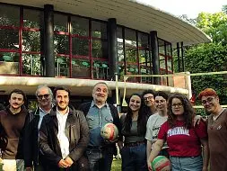  ?? ?? Insieme Il rettore Pier Francesco Nocini con un gruppo di universita­ri