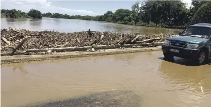  ?? ADRIANA PEGUERO/LISTÍN DIARIO ?? Anegado. La crecida de los ríos Yaque del Norte y Guayubín provocó graves inundacion­es a las casas en Palo Verde, Monte Cristi, lo que ha trastornad­o la vida de los habitantes de esta comunidad y mantiene a una parte refugiada en un centro educativo y...