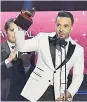  ??  ?? Luis Fonsi recibe uno de sus cuatro Grammy.