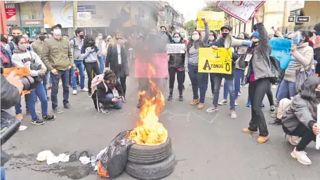  ??  ?? Frente al Congreso Nacional, universita­rios realizaron varias manifestac­iones exigiendo el arancel universita­rio cero.