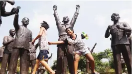  ?? JANSEN ROMERO ?? WALANG PASOK Sinamantal­a ng mga batang ito na maglaro sa Cry of Pugad Lawin Monument sa Quezon City kahapon. Ipinagdiri­wang ngayon ang Araw ng mga Bayani sa buong bansa.