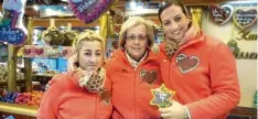  ?? Foto: Alexander Rupflin ?? Daniela Haas (rechts) verkauft mit Caroli Simina (links) und ihrer Großmutter Karin Spies Süßwaren auf dem Christkind­lesmarkt.