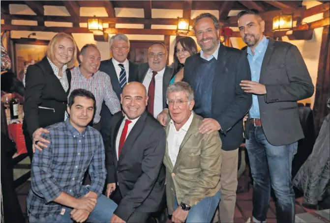  ??  ?? AS, CON EL ATLÉTICO. Roldán, Díaz, Relaño, Cazón, Cantón, García, Colino, Matallanas y Elortegui, junto al presidente Cerezo después de la comida.