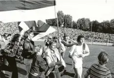  ?? Foto: Fred Schöllhorn ?? Die Begeisteru­ng war groß in der Saison 1973/74. Heiner Schuhmann (rechts) in Begleitung der FCA-Fans.