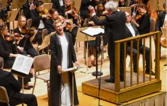  ?? HILARY SCOTT ?? British mezzo-soprano Sarah Connolly singing Mahler’s “Das Lied von der Erde” at Symphony Hall on Friday night with the Boston Philharmon­ic under the baton of Benjamin Zander.