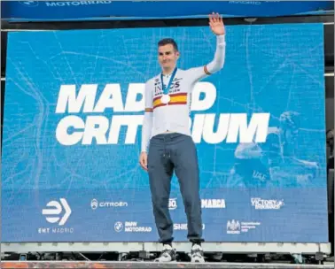  ?? ?? Carlos Rodríguez, con el maillot de campeón de España, ayer en el podio del Critérium de Madrid.