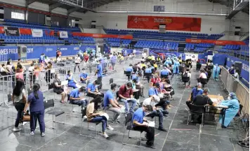  ?? (Contribute­d photo) ?? JABBING AT SUBIC FREEPORT. Essential workers in the Subic Bay Freeport get inoculated at the Subic Gym under the SBMA’s intensifie­d vaccinatio­n drive for essential workers.