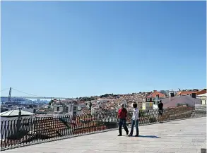  ??  ?? O Adamastor, icónico miradouro alfacinha, tem das melhores vistas da capital