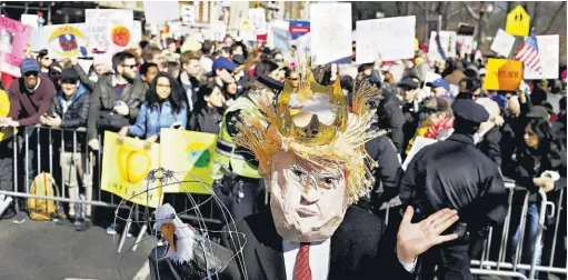  ??  ?? Descontent­o. En Manhattan, Nueva York, también centenares de personas protestaro­n contra el presidente Donald Trump.