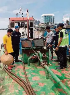  ??  ?? PASUKAN PPM Wilayah 5 Sibu menahan sebuah kapal membawa minyak diesel dipercayai tanpa lesen atau permit sah di perairan Sungai Antu, Batang Igan, Sibu.