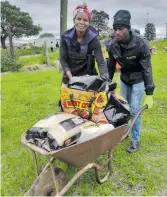  ?? ?? SA Harvest team members help recipients of the parcels at a second drop-off of food at Redoubt in Mbizana.