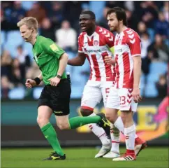  ?? FOTO: LARS RØNBØG/FRONTZONES­PORT VIA GETTY IMAGES ?? AaB’s Jores Okore skaeldte ud på dommer Jørgen Daugbjerg.