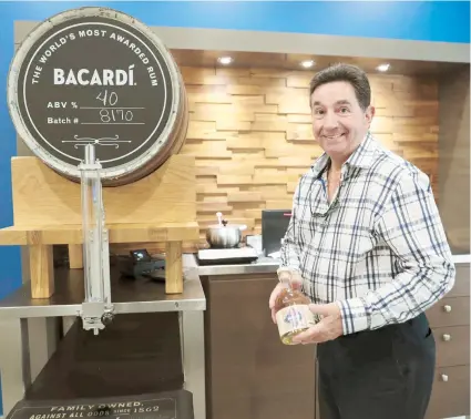  ??  ?? José Gómez, maestro de mezcla de ron Bacardí, responsabl­e de la creación del nuevo Bacardí Legacy.