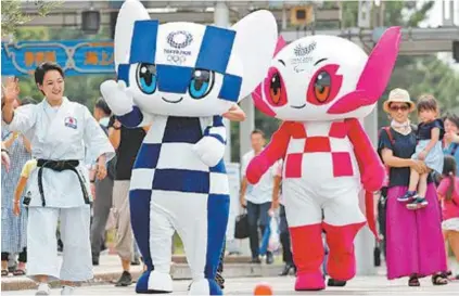  ?? AFP / ISSEI KATO ?? Mascotes dos Jogos de Tóquio participam de cerimônia a dois anos da Olimpíada: Miraitowa e Someity