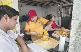  ?? Brian van der Brug Los Angeles Times ?? VICTOR AMBROSIO, a chicken vendor, slices up poultry for a customer in the Colinas de Santa Fe developmen­t in Veracruz, Mexico.
