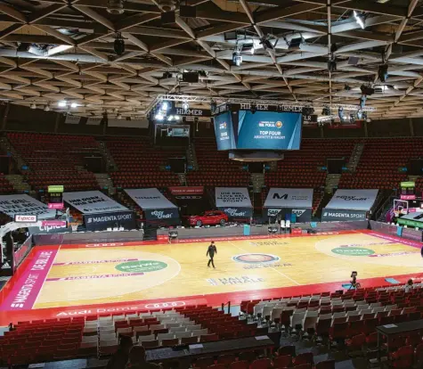  ?? Foto: Sven Hoppe/dpa ?? Dass keine Zuschauer in den Audi‰dome dürfen, das war ohnehin klar. Letztlich blieb die Halle ganz leer, die Liga sagte das Pokalturni­er in München wegen zwei Corona‰ Fällen bei Göttingen komplett ab.