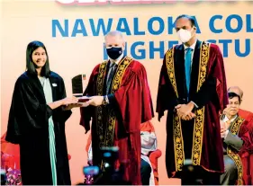  ?? ?? Receiving the award for the highest achieving student at the NCHS graduation ceremony 2022 for the foundation year (Science/Engineerin­g)