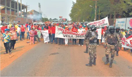  ??  ?? Los manifestan­tes a favor del senador Rodolfo Friedmann cortaron la ruta de entrada a la ciudad de Villarrica.