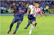  ?? RAFAEL POLO ?? Luis Díaz disputando el balón con Jesús Murillo.