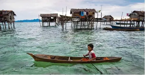  ?? Foto: Ahmad Yusni, dpa ?? Bei den Bajau haben schon ganz kleine Kinder Kontakt mit dem Meer. Denn für das Volk ist es die Lebensgrun­dlage. Sobald sie alt genug sind, helfen die Kinder den Erwach senen beim Fischfang und tauchen nach Muscheln.