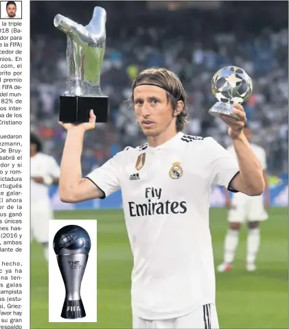  ??  ?? MULTIPREMI­ADO. Modric presentó al Bernabéu su Balón de Oro del Mundial y el Mejor Jugador de la UEFA.