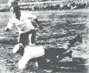  ?? Foto: United Archives, dpa ?? Im Finale: Der argentinis­che Torwart Juan Botasso sichert sich den Ball vor einem Spieler Uruguays, Hector Castro. Der aber erzielte in der 89. Minute das entscheide­nde 4:2.