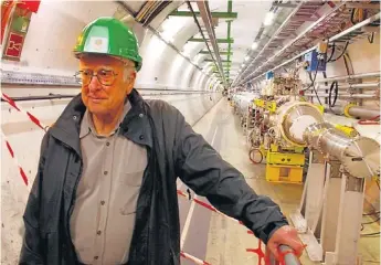  ?? EPA ?? NAMNGIVARE. Professor emeritus Peter Higgs, här vid partikelac­celeratorn i Genève, har gett namn åt Higgsparti­keln.