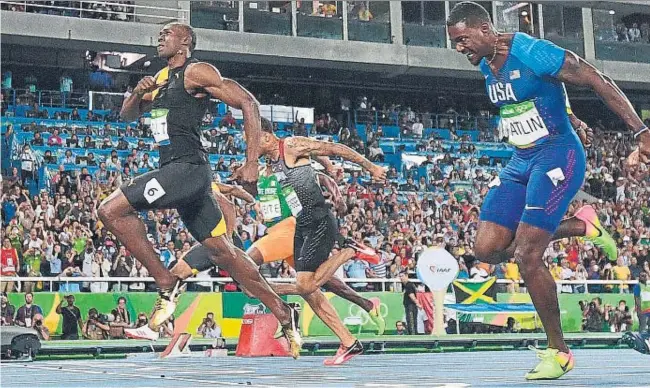  ??  ?? Usain Bolt se golpea el pecho al cruzar la meta por delante de Gatlin, De Grasse, Blake y Vicaut