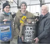  ?? ?? La ferme de Pierre Caron (à droite) et de son fils Pierre-Olivier (au centre) s’est vu décerner le prix du bien-être animal d’Agropur. Ils posent en compagnie d’Odrey Caron.