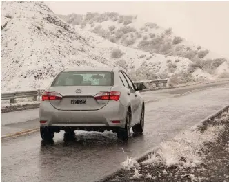  ??  ?? En invierno hay que tomar muchas precaucion­es, sobre todo por la formación de hielo en el asfalto. Los caminos de montaña suelen tornarse peligrosos para la conducción.