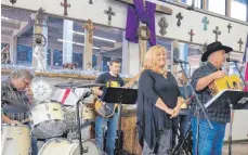  ??  ?? Lori und Harold Staples treten mit der Band 'Justified By Face’ in Fort Worth in der Stockyards Cowboykirc­he auf.