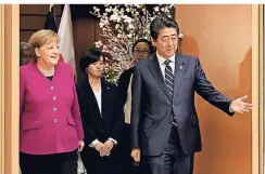  ?? FOTO: REUTERS ?? Der japanische Premier Shinzo Abe empfing Bundeskanz­lerin Angela Merkel am Dienstag in Tokio.