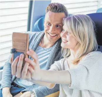  ?? FOTO: CHRISTIN KLOSE ?? Manchmal reicht schon ein Lächeln – und das Smartphone löst bei Selfies von ganz alleine aus. Wenn das Foto noch nicht perfekt ist, helfen Nachbearbe­itungs-Apps.