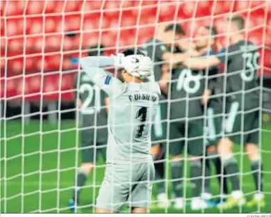  ?? EUROPA PRESS ?? Rui Silva se desespera tras encajar el segundo tanto, de penalti, del Manchester United.