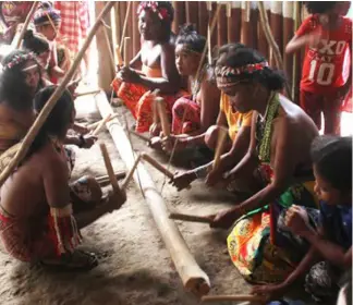  ??  ?? The members of the Batak Tribe in their cultural presentati­on. (Rexter John Remo / Palawan Daily News)